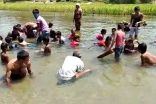 গুপ্তধনের খোঁজে নদীতে ভিড় গ্রামবাসীদের