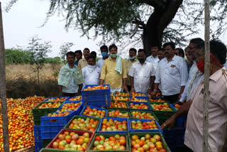 ರೈತರಿಂದ ಹಣ್ಣು-ತರಕಾರಿ ಖರೀದಿಸಿದ ಮಾಜಿ ಶಾಸಕ ವೈ.ಎಸ್.ವಿ.ದತ್ತಾ