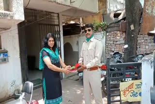 australian daughter sent gift to mother on mothers day  through police in indore