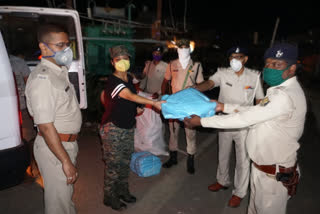 SP Lipi Singh gives PPE kit to policemen