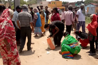 Congress leader distributes food items among the needy in Baghmara