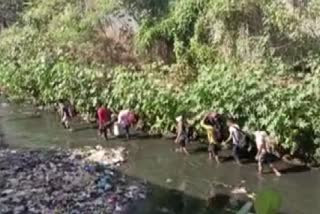 जान को खतरे में डालकर घर जा रहे प्रवासी मजदूर