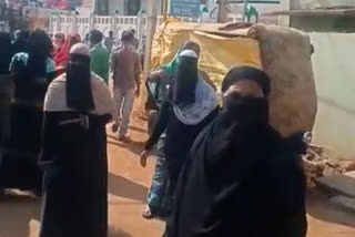 muslim-women-protest-in-lockdown-area