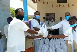 groceries distribution to the migrants by ex mla rammohan reddy in parigi