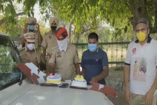 Fazilka: Birthday celebration of Police Officers & Volunter On Duty wth Surprise Cake given by Police Station incharge