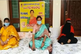 gadde anuradha 12 hours protest in vijayawada agaist opened wine shops in state