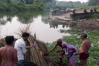 wife cremated her husband in basti