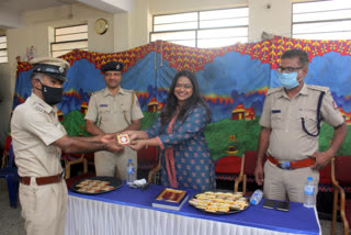 ಪೋಲಿಸರಿಗೆ ಬೆಳ್ಳಿ ನಾಣ್ಯ ನೀಡಿ ಗೌರವಿಸಿದ ನಟಿ-ನಿರ್ಮಾಪಕಿ ಶೃತಿ ನಾಯ್ಡು