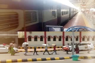 first-shramik-special-train-arrived-from-gujarat