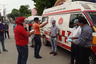 Amroha: Youths showered flowers on ambulance drivers