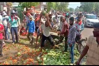 farmers thrown vegetables on road