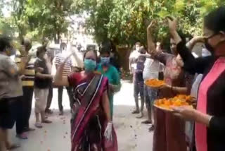 womans reached home after defeating corona in kanpur