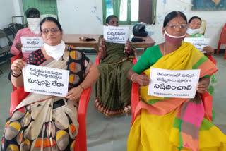 nizamabad women strike against wine sales during lock down