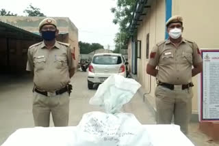 Delhi police team has arrested a smuggler during patrolling in lockdown