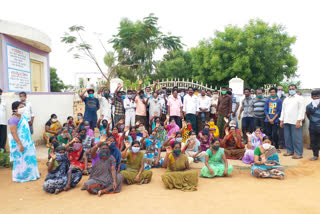 people protest against not maintain quarantine centenr in anantapur dst urvakonda consistency