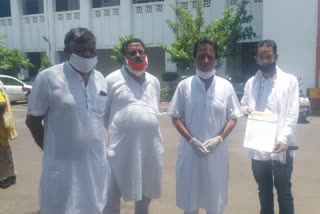 Congres leaders submitted memorandum  to collector in chhindwara