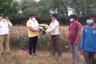 Vasant Kunj councilor gave ration to flower farmers of Rajokri