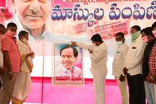 Godavarikhani MLA Korukanti Chandar Palabhishekam to CM KCR Image in Peddapalli district