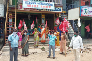 Woman's Federation Dharna to close liquor stores