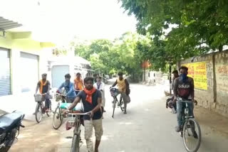Migrant laborers  reached anantapur by  bicycle