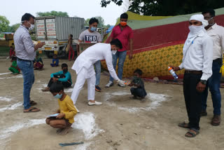 Yuva Morcha Mayur Vihar District President distributed health and education kit to children on birthday