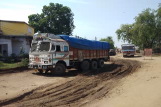 vehicle-stuck-in-pit-of-champa-road-in-korba