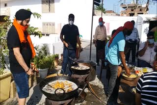 Sikh community preparing food for migrant laborers in palamu