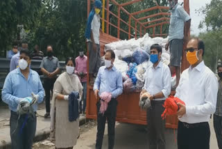 Chandigarh BJP distributes masks and rations in Bapudham Colony