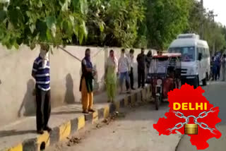 dlelhi police making social distance outside non PDS ration center