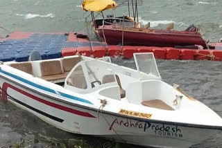 boats are damaged for winds at vizianagaram