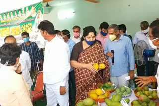 minister-sathyavathi-rathod-visits-mango-fruit-market-in-mahabubabad