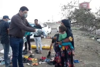 Congress President helping trapped laborers during the lock down