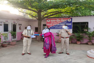 Councilor Babita Khanna distributed security kit to policemen at Preet Vihar police station