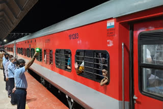 mumbai central to new delhi express  rajdhani express  मुंबई सेंट्रल ते नवी दिल्ली एक्सप्रेस  राजधानी एक्सप्रेस  special passengers tranis  indian raliways starts train in corona  भारतीय रेल्वेकच्या विशेष प्रवासी गाड्य  special trains depart time