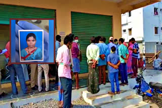 family-members-of-dead-women-protest-in-front-of-gadwal-hospital