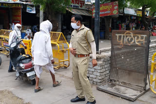 बूंदी न्यूज़,  लॉकडाउन की पालना , पुलिस बेरिकेड्स , बूंदी में मॉडिफाइड लॉकडाउन , बाजारों में गाड़ियों पर रोक,  Bundi News, modified lockdown in bundi,  Police barricades,  Ban on vehicles in markets