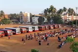 Migrant laborers from Ratnagiri going to Panvel via bus to reach there state by train