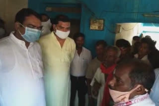 mla Gurudayal Banjare met family of labourers in bemetara  who died in Lucknow accident