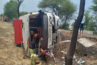 Four injured in bus overturning in Narsinghpur