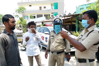 Police fines for motorists who do not wear masks in Manthani