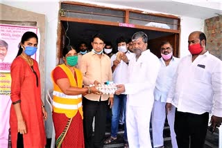 deputy-speaker-padmarao-goud-distribute-food-for-ghmc-workers