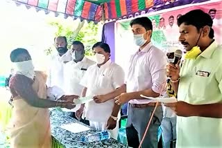 mla-bhaskar-rao-distribute-cheques-at-miryalaguda