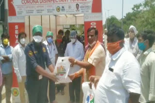 The bjp leaders distributed the essentials at  nizamabad govt hospital