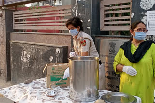 Women Inspector of Mohan Garden Police Station is distributing food to the people during lockdown