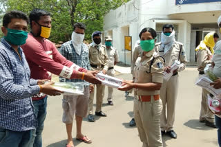 congress workers honoured corona warriors by giving scarf and water bottle in mandla