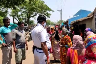 পর্যাপ্ত রেশন সামগ্রী না পাওয়ায় পথ অবরোধ অন্ডালে