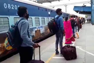 1400 migrant laborers sent to their homes in train from faridabad