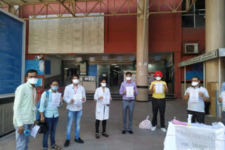 Health workers of Delhi AIIMS celebrated nurse day by donating blood