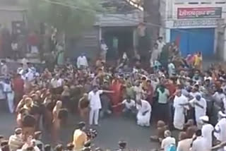 Thousands of people descended on the streets after the arrival of Jain monk in sagar