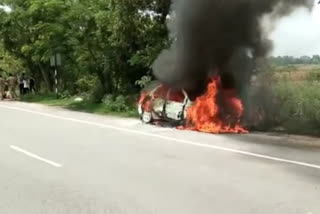 चलती कार बनी आग का गोला